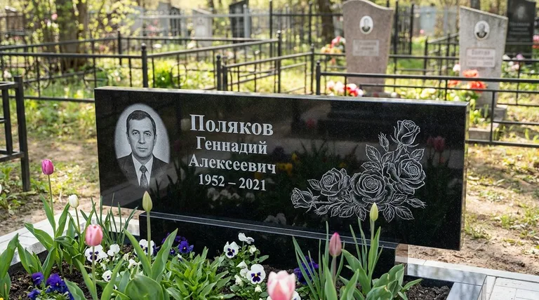 Памятник с гравировкой роз — выполненная работа «Поляков» в Нижнем Новгороде