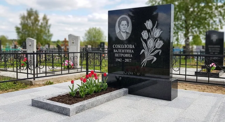 Памятник с гравировкой тюльпанов — выполненная работа «Соколова» в Нижнем Новгороде