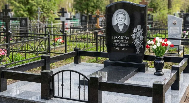 Памятник с гравировкой тюльпанов — выполненная работа «Громова» в Нижнем Новгороде
