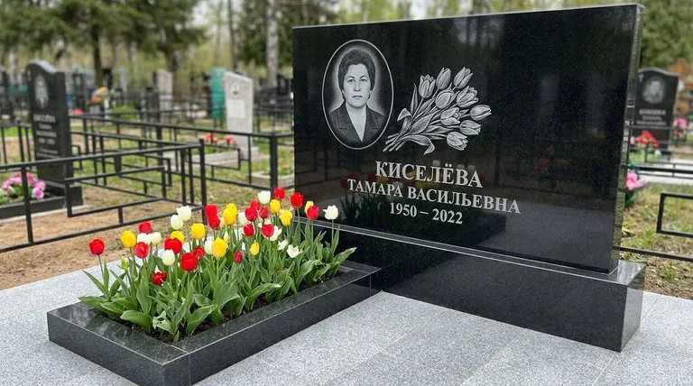 Памятник с гравировкой тюльпанов — выполненная работа «Киселёва» в Нижнем Новгороде