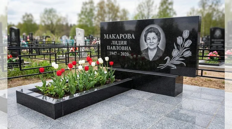 Памятник с гравировкой тюльпанов — выполненная работа «Макарова» в Нижнем Новгороде