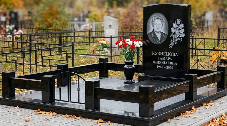 Памятник с гравировкой тюльпанов — выполненная работа «Кузнецова» в Нижнем Новгороде