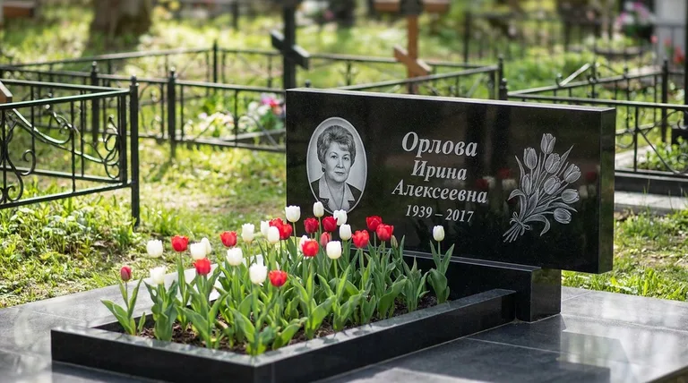Памятник с гравировкой тюльпанов — выполненная работа «Орлова» в Нижнем Новгороде
