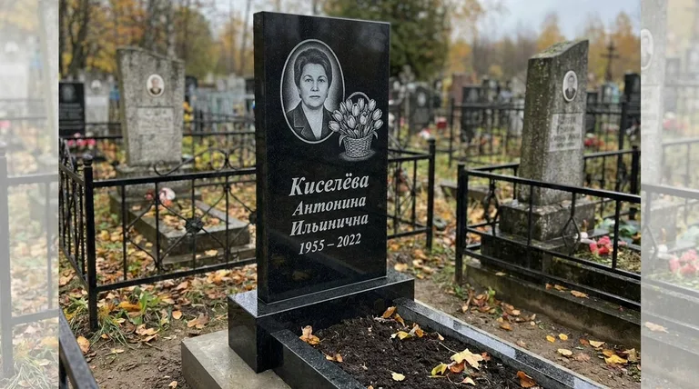 Памятник с гравировкой тюльпанов — выполненная работа «Киселёва» в Нижнем Новгороде