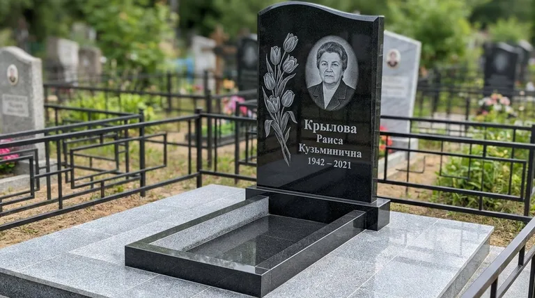 Памятник с гравировкой тюльпанов — выполненная работа «Крылова» в Нижнем Новгороде