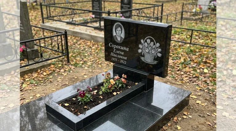 Памятник с гравировкой тюльпанов — выполненная работа «Сорокина» в Нижнем Новгороде