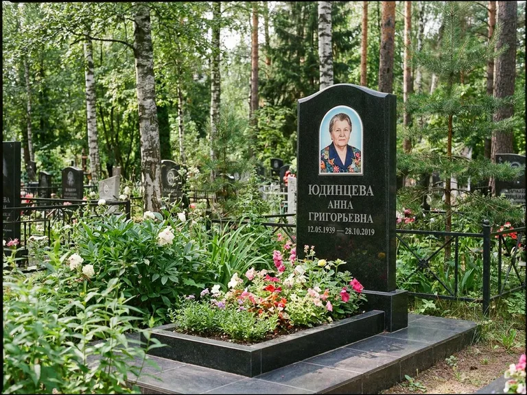 Овальный портрет на памятнике весной в Нижнем Новгороде