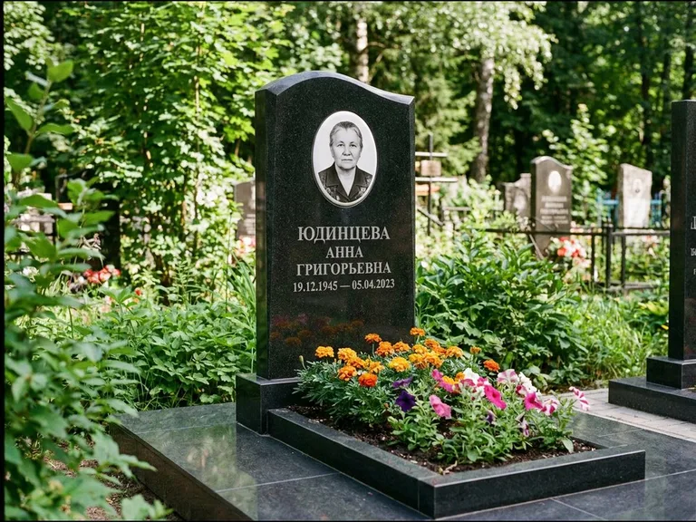 Овальный портрет на сером граните — работа «Юдинцева» в Нижнем Новгороде