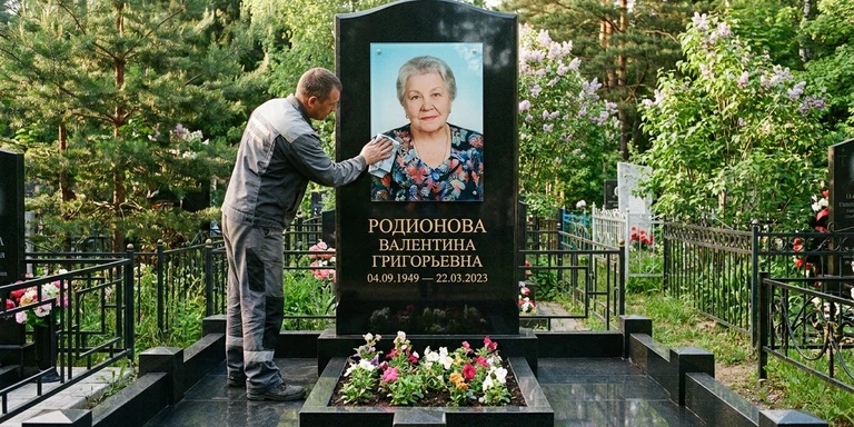 Фотокерамика и печать фото на памятник в Нижнем Новгороде — мастер устанавливает цветной портрет на стекле на гранитный памятник