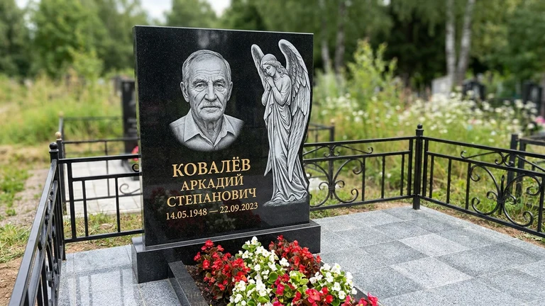 Гравировка ангела на памятник в Нижнем Новгороде — памятник из чёрного гранита с гравировкой