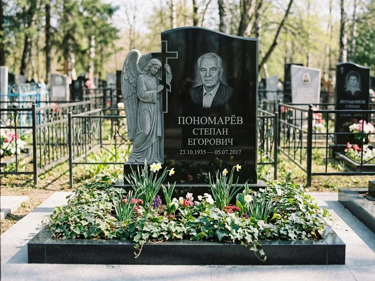 Памятник с гравировкой ангела — гравировка ангела с крестом рядом с эпитафией, работа «Пономарёв» в Нижнем Новгороде