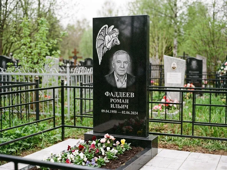 Памятник с гравировкой ангела — белая гравировка скорбящего ангела над портретом, работа «Фаддеев» в Нижнем Новгороде