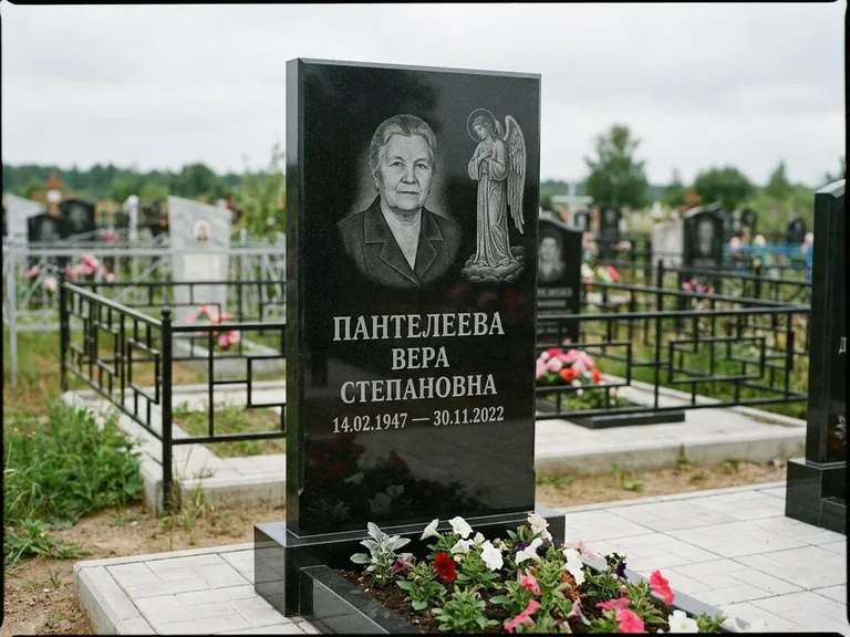 Памятник с гравировкой ангела — гравировка ангела-хранителя сбоку от портрета, работа «Пантелеева» в Нижнем Новгороде