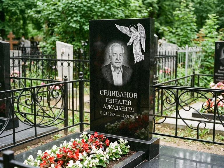 Памятник с гравировкой ангела — белая гравировка скорбящего ангела над портретом, работа «Селиванов» в Нижнем Новгороде