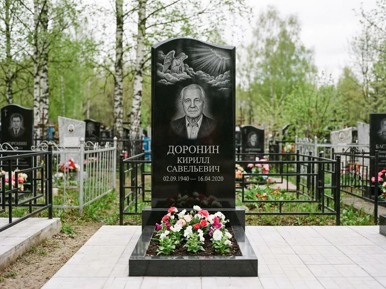 Памятник с гравировкой ангела — гравировка ангела в облаках с лучами над портретом, работа «Доронин» в Нижнем Новгороде