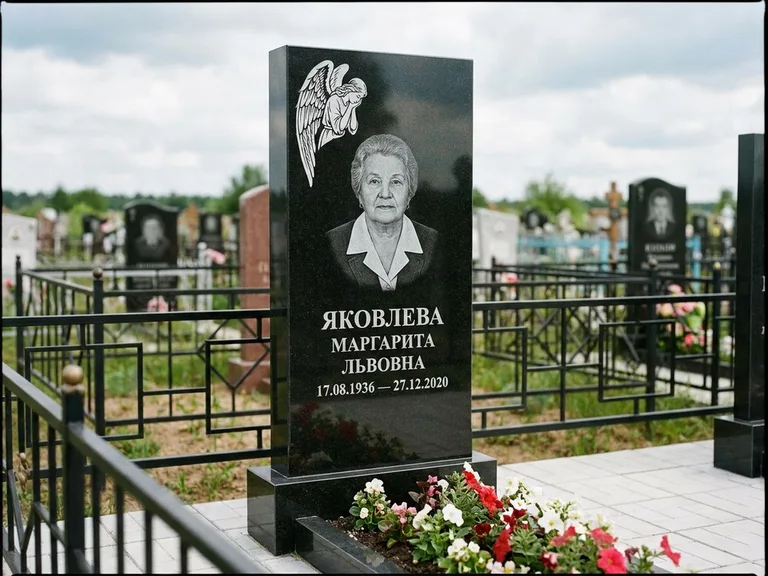Памятник с гравировкой ангела — белая гравировка скорбящего ангела над портретом, работа «Яковлева» в Нижнем Новгороде