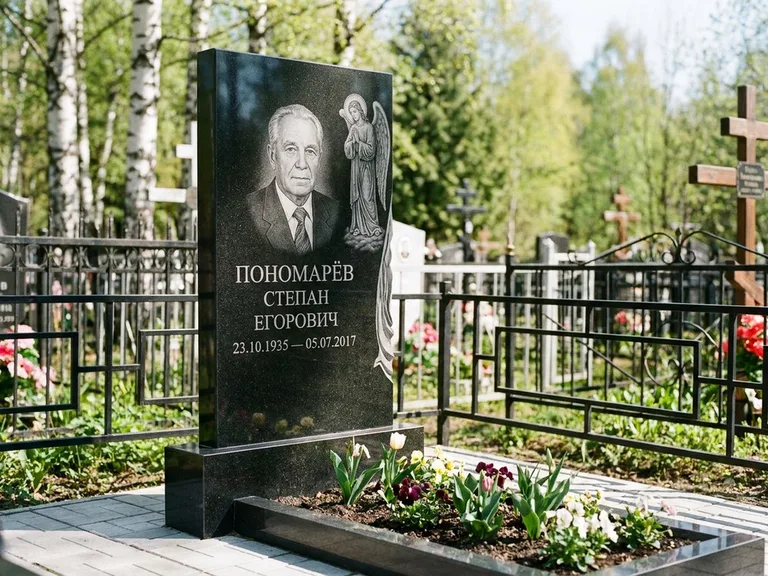 Памятник с гравировкой ангела — гравировка ангела-хранителя сбоку от портрета, работа «Пономарёв» в Нижнем Новгороде