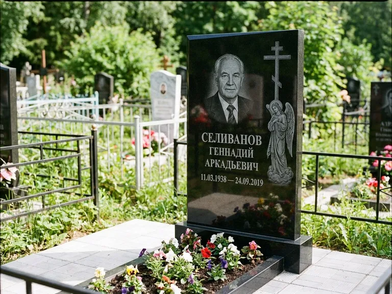 Памятник с гравировкой ангела — гравировка ангела с крестом рядом с эпитафией, работа «Селиванов» в Нижнем Новгороде