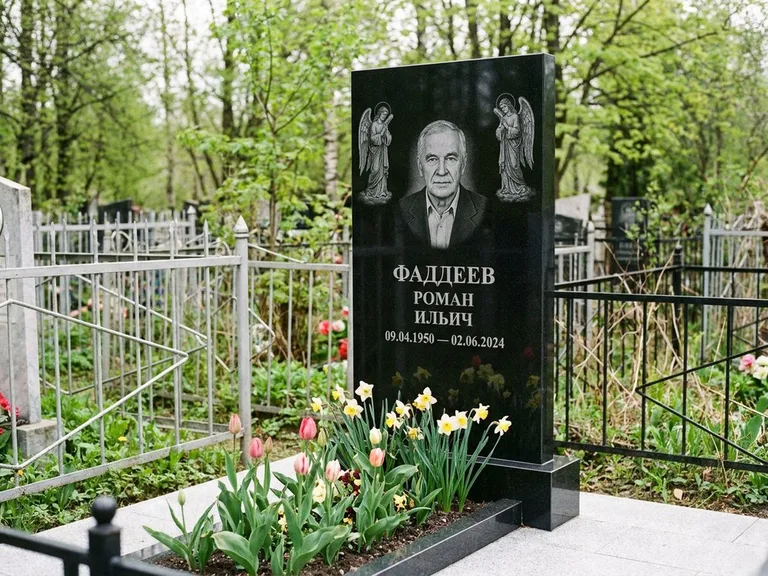 Памятник с гравировкой ангела — гравировка двух ангелов по сторонам портрета, работа «Фаддеев» в Нижнем Новгороде
