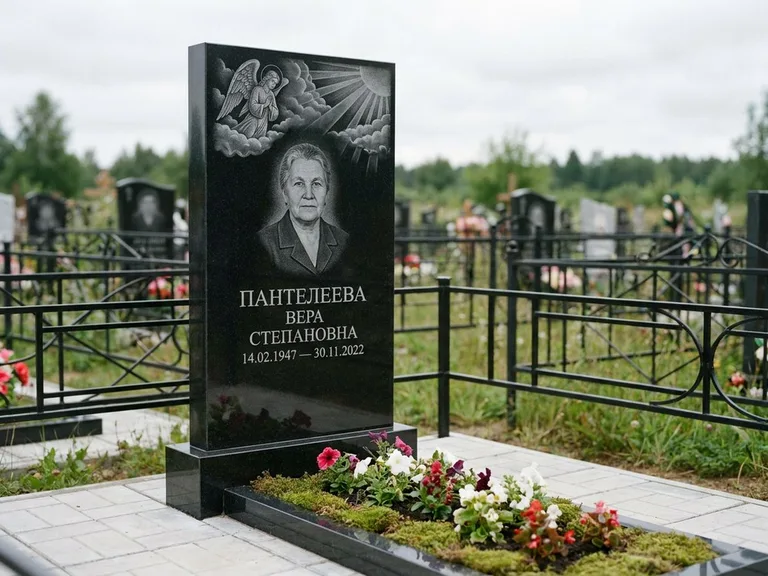 Памятник с гравировкой ангела — гравировка ангела в облаках с лучами над портретом, работа «Пантелеева» в Нижнем Новгороде