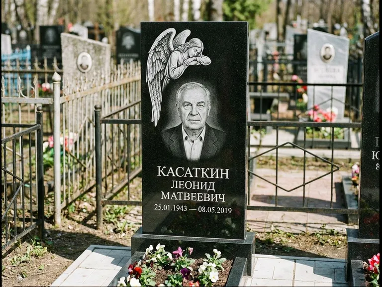 Памятник с гравировкой ангела — белая гравировка скорбящего ангела над портретом, работа «Касаткин» в Нижнем Новгороде