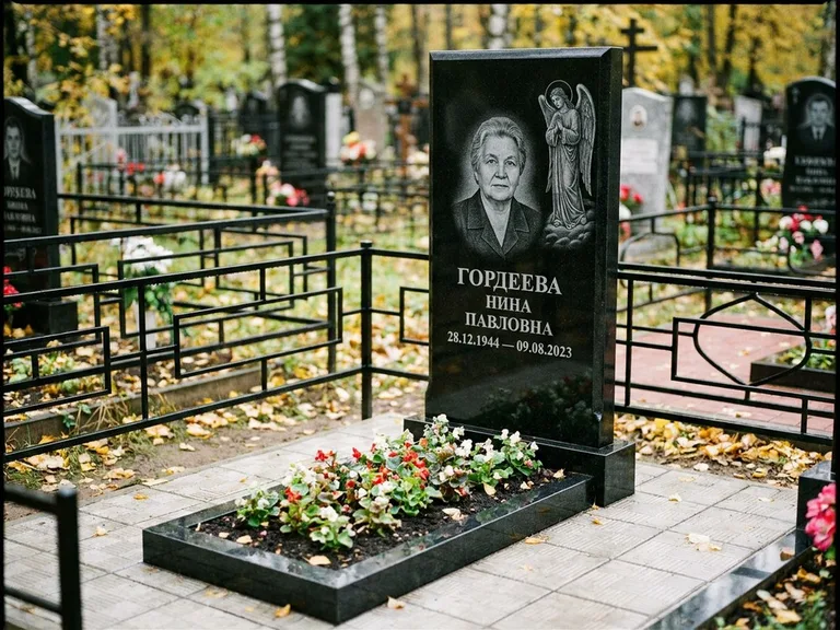 Памятник с гравировкой ангела — гравировка ангела-хранителя сбоку от портрета, работа «Гордеева» в Нижнем Новгороде