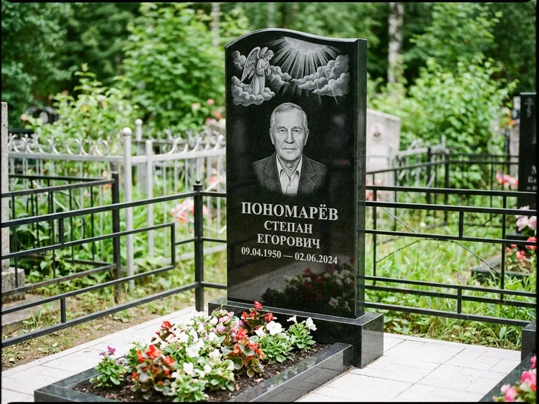 Памятник с гравировкой ангела — гравировка ангела-хранителя сбоку от портрета, работа «Лобанова» в Нижнем Новгороде