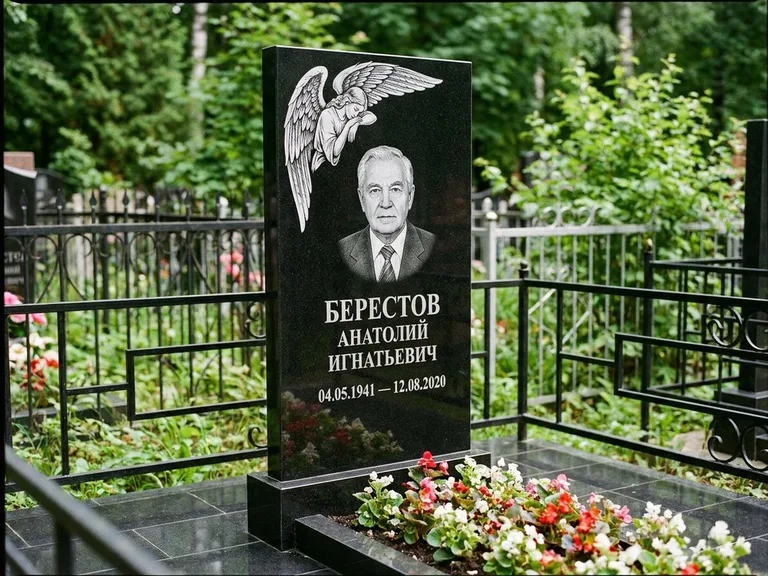 Памятник с гравировкой ангела — гравировка молящегося ангела в верхней части стелы, работа «Свиридов» в Нижнем Новгороде