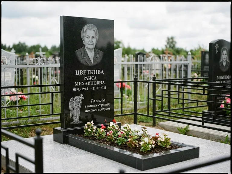 Памятник с гравировкой ангела — гравировка двух ангелов по сторонам портрета, работа «Яковлева» в Нижнем Новгороде