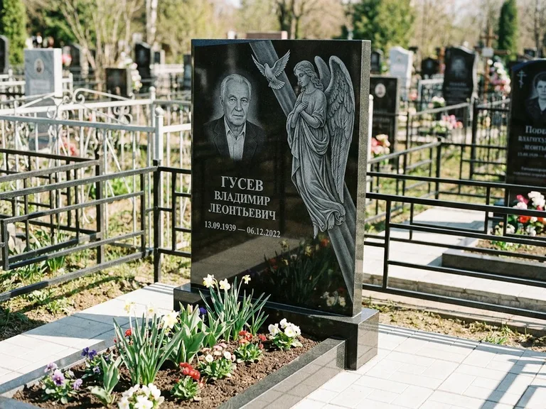 Памятник с гравировкой ангела — гравировка ангела в облаках с лучами над портретом, работа «Пономарёв» в Нижнем Новгороде