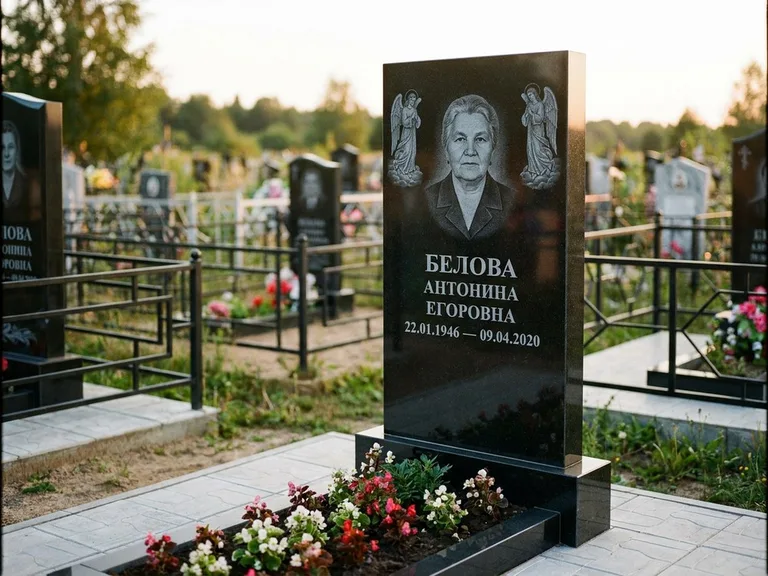 Памятник с гравировкой ангела — белая гравировка скорбящего ангела над портретом, работа «Журавлёва» в Нижнем Новгороде