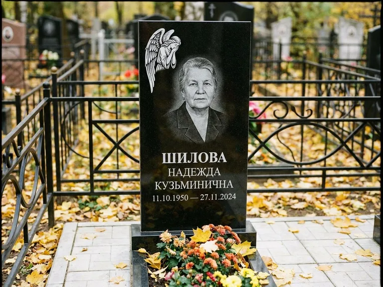 Памятник с гравировкой ангела — гравировка молящегося ангела в верхней части стелы, работа «Гордеева» в Нижнем Новгороде
