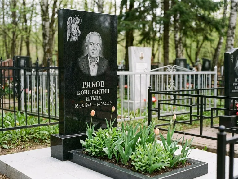 Памятник с гравировкой ангела — гравировка ангела с крестом рядом с эпитафией, работа «Фаддеев» в Нижнем Новгороде