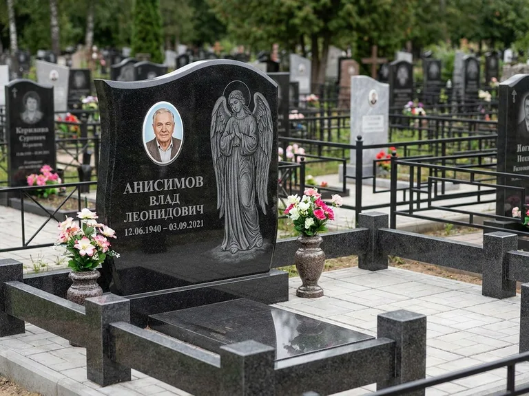 Памятник с гравировкой ангела — белая гравировка скорбящего ангела над портретом, работа «Свиридов» в Нижнем Новгороде