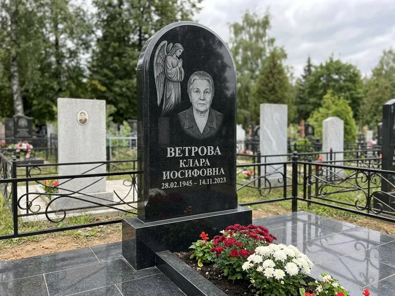 Памятник с гравировкой ангела — гравировка ангела-хранителя сбоку от портрета, работа «Игнатова» в Нижнем Новгороде