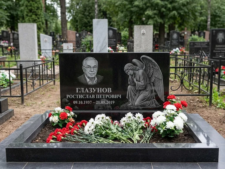 Памятник с гравировкой ангела — гравировка молящегося ангела в верхней части стелы, работа «Доронин» в Нижнем Новгороде