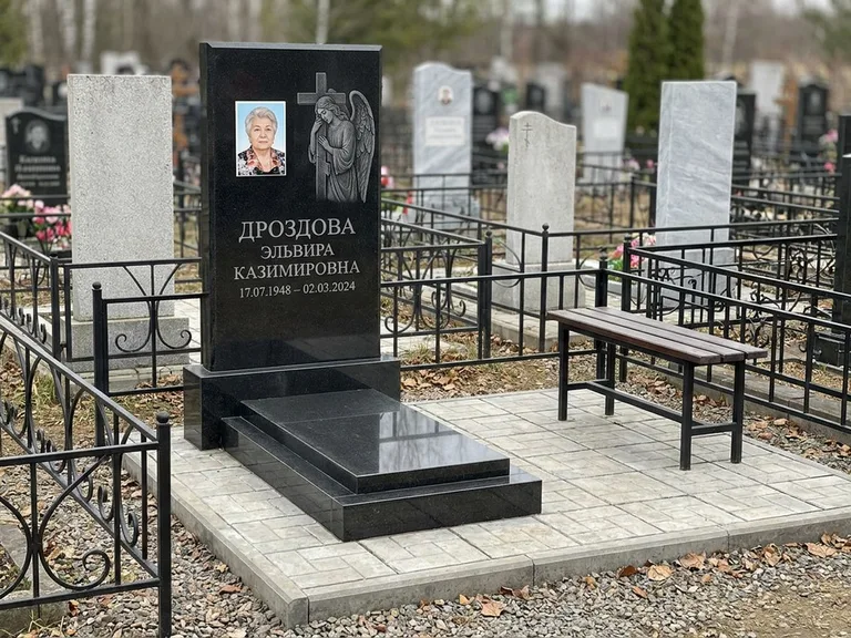 Памятник с гравировкой ангела — гравировка ангела с крестом рядом с эпитафией, работа «Яковлева» в Нижнем Новгороде