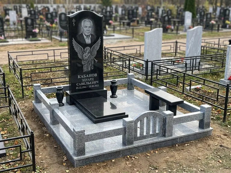 Памятник с гравировкой ангела — гравировка ангела с голубем по диагонали стелы, работа «Пономарёв» в Нижнем Новгороде