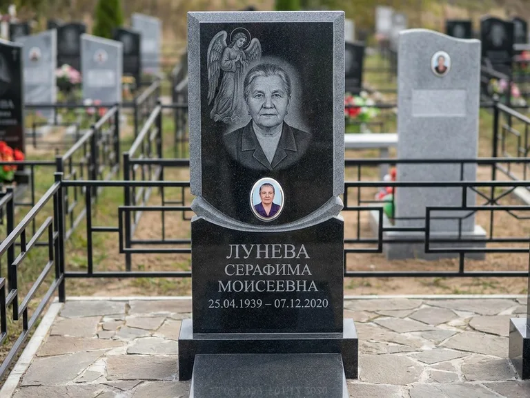 Памятник с гравировкой ангела — гравировка двух ангелов по сторонам портрета, работа «Журавлёва» в Нижнем Новгороде