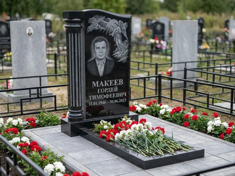 Памятник с гравировкой ангела — гравировка ангела в облаках с лучами над портретом, работа «Селиванов» в Нижнем Новгороде