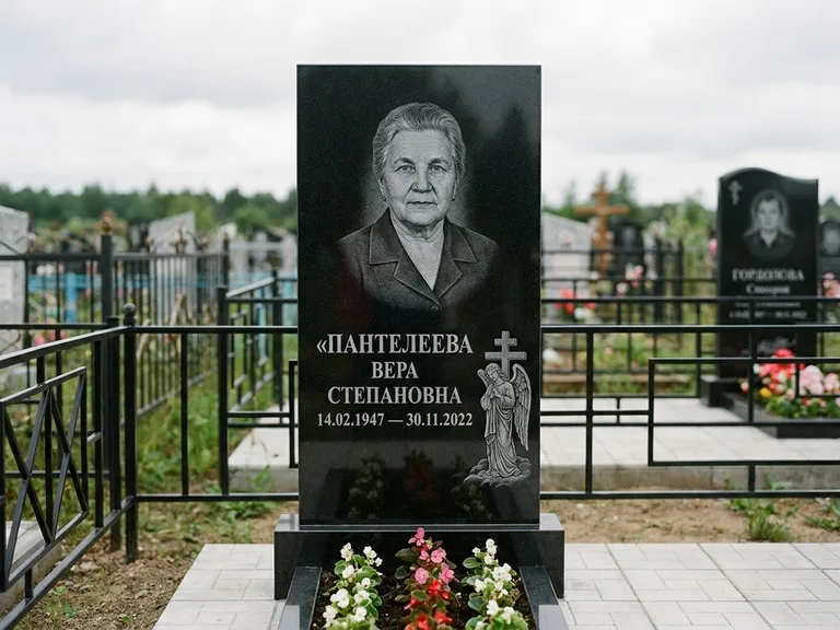 Памятник с гравировкой ангела — гравировка ангела с крестом рядом с эпитафией, работа «Пантелеева» в Нижнем Новгороде