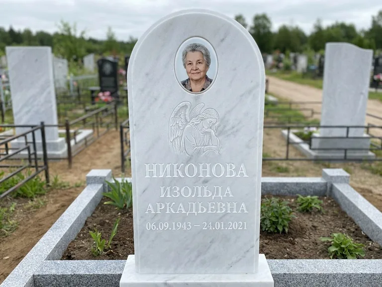Памятник с гравировкой ангела — белая гравировка скорбящего ангела над портретом, работа «Гордеева» в Нижнем Новгороде