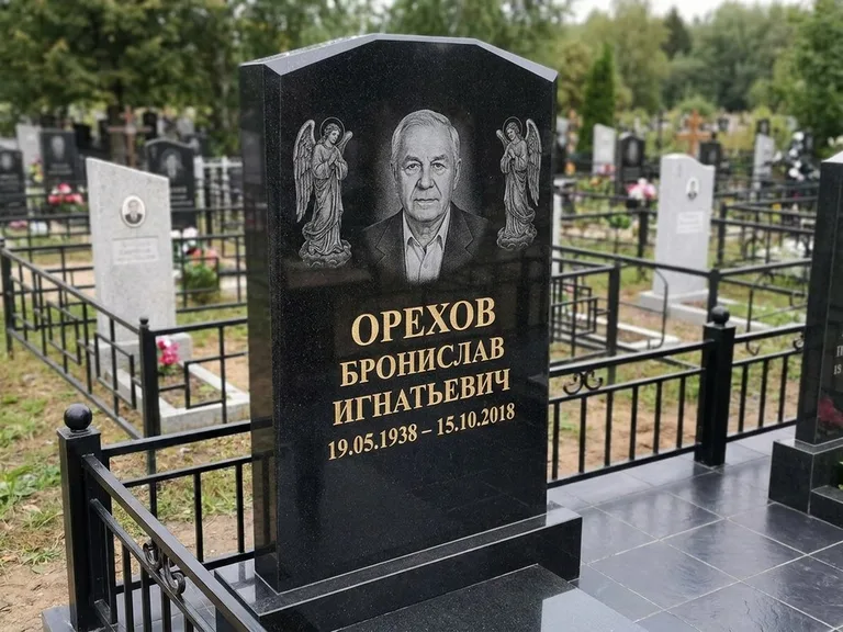 Памятник с гравировкой ангела — гравировка ангела-хранителя сбоку от портрета, работа «Фаддеев» в Нижнем Новгороде