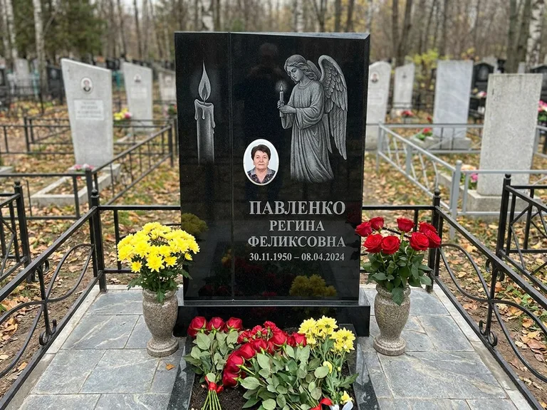 Памятник с гравировкой ангела — гравировка молящегося ангела в верхней части стелы, работа «Пантелеева» в Нижнем Новгороде
