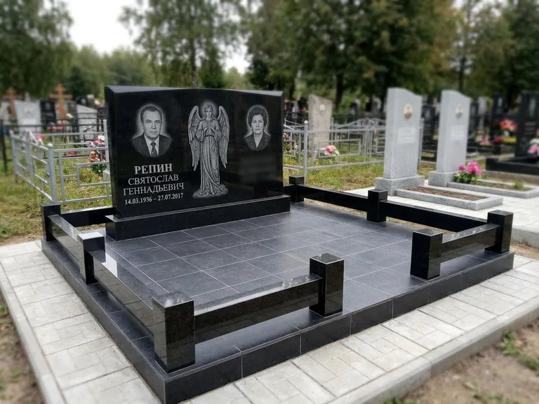 Памятник с гравировкой ангела — гравировка ангела с крестом рядом с эпитафией, работа «Касаткин» в Нижнем Новгороде