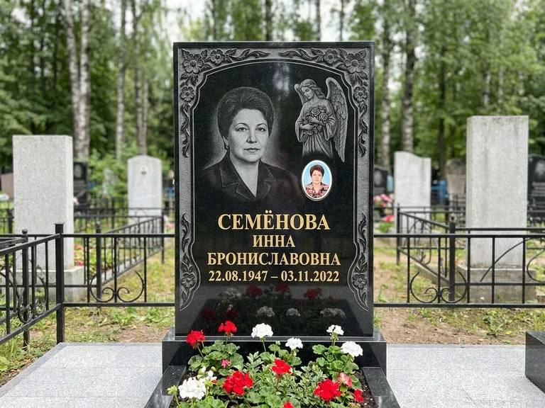 Памятник с гравировкой ангела — гравировка ангела с голубем по диагонали стелы, работа «Лобанова» в Нижнем Новгороде
