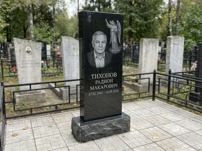Памятник с гравировкой ангела — гравировка двух ангелов по сторонам портрета, работа «Свиридов» в Нижнем Новгороде