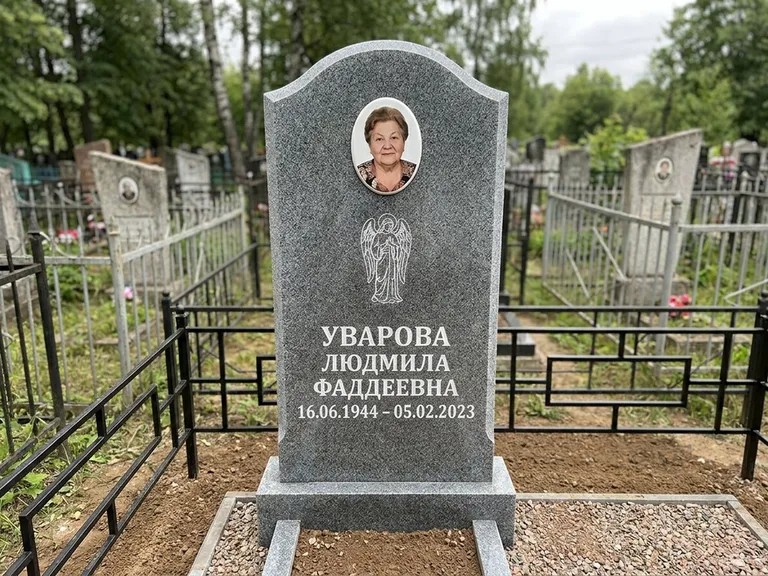 Памятник с гравировкой ангела — гравировка ангела в облаках с лучами над портретом, работа «Игнатова» в Нижнем Новгороде