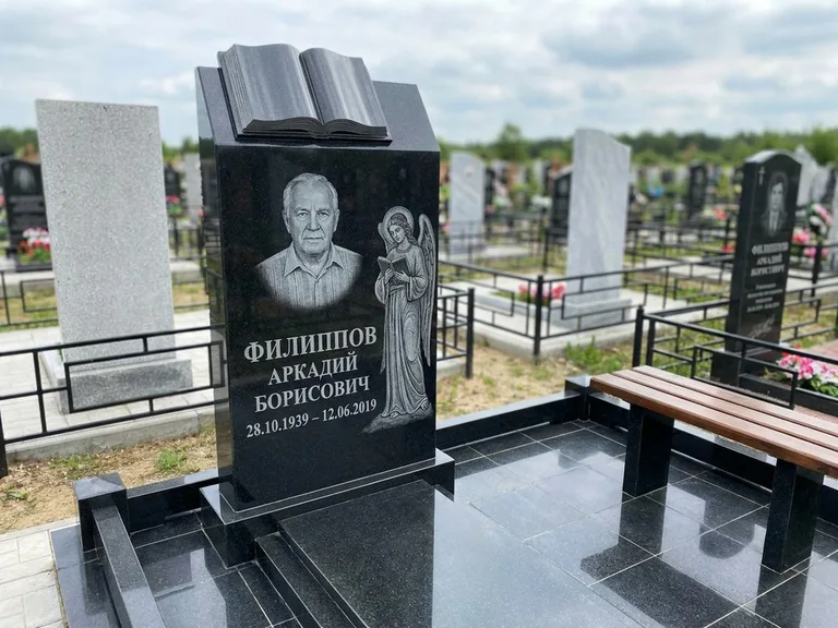 Памятник с гравировкой ангела — белая гравировка скорбящего ангела над портретом, работа «Доронин» в Нижнем Новгороде