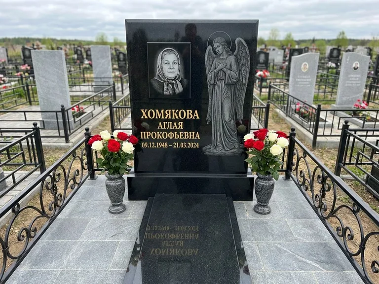 Памятник с гравировкой ангела — гравировка ангела-хранителя сбоку от портрета, работа «Яковлева» в Нижнем Новгороде